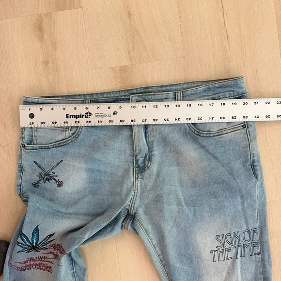 Crysp Denim Distressed Ripped Graphic Jean Light Wash Denim Men 38 Grunge Skater